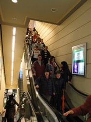 El grupo bajando en una de las escaleras mecánicas del Corte Inglés.